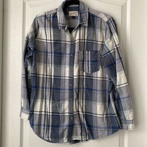 Universal Thread long sleeve button down shirt. Blue flannel pattern. Size small